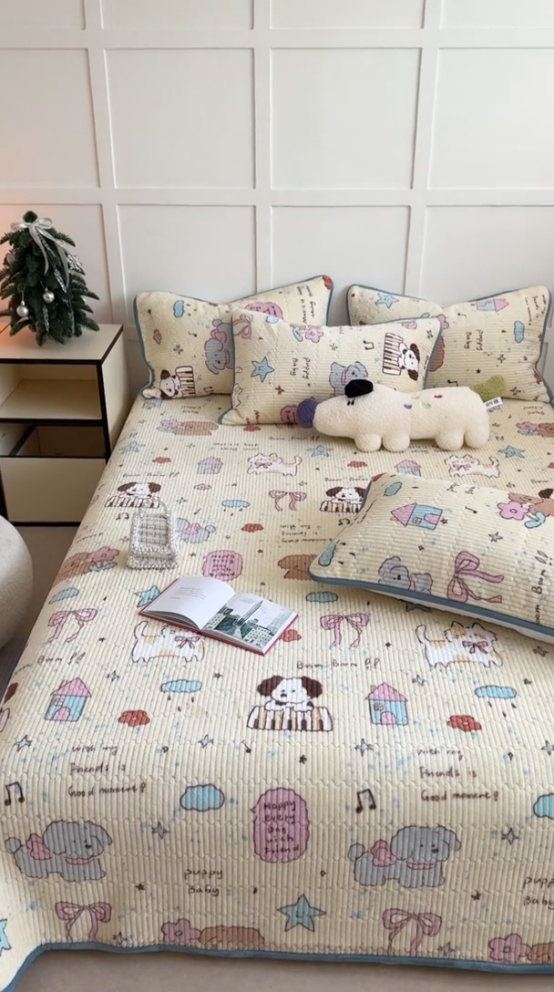 91家纺网 家纺一手货源 找家纺 萝莉家纺 2024爆款印花牛奶绒夹棉绗缝床盖三件套 猫咪的花园