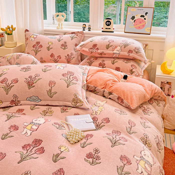 91家纺网 家纺一手货源 找家纺 韩巢家纺 2024新款加厚雪花绒牛奶绒珊瑚绒四件套-新品（提供卖家秀） 花园熊（粉）