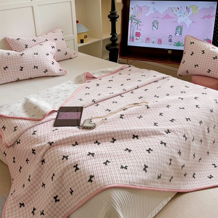 91家纺网 家纺一手货源 找家纺 萝莉家纺 2024爆款印花牛奶绒夹棉绗缝床盖三件套 黑粉蝴蝶结