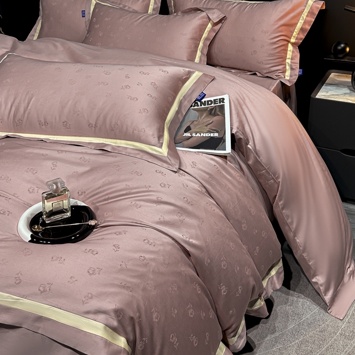 91家纺网 家纺一手货源 找家纺 雲归梦 2024新款轻奢双拼角全棉提花四件套 恋恋花语-樱花粉