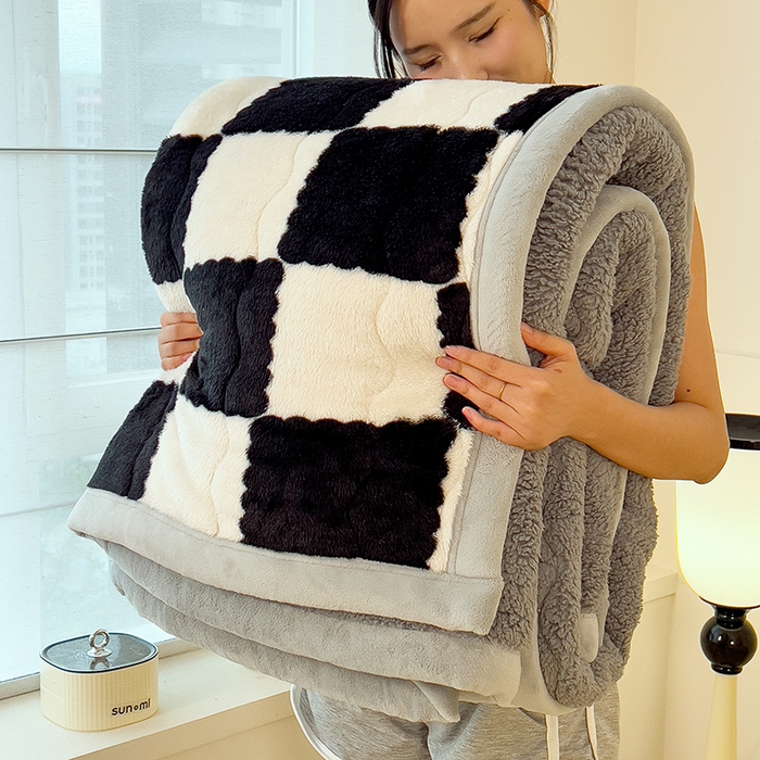 91家纺网 家纺一手货源 找家纺 慕木家纺 2025秋冬新款A类北极绒棋盘格双面毛毯 棋盘格三层夹棉毛毯-黑白+灰