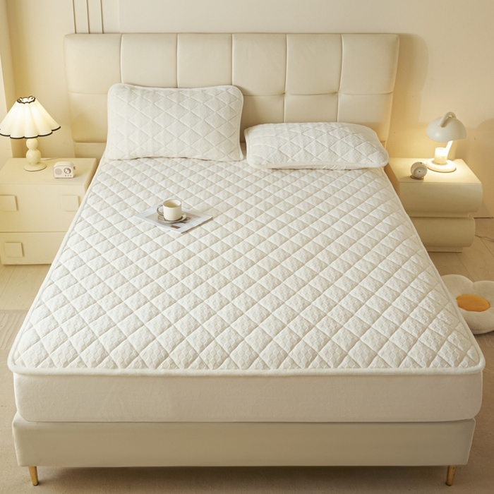 91家纺网 家纺一手货源 找家纺 鑫钰 2024秋冬新款加厚牛奶绒烂花夹棉床笠 菱形格-雅白