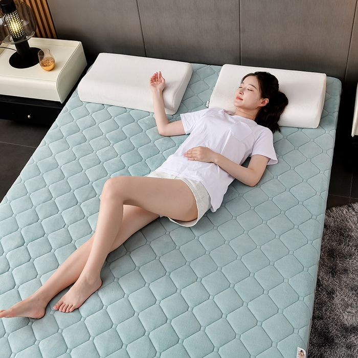 91家纺网 家纺一手货源 找家纺 亿丁点床垫 2024新款加厚宝宝绒抗压床垫 宝宝绒绿色