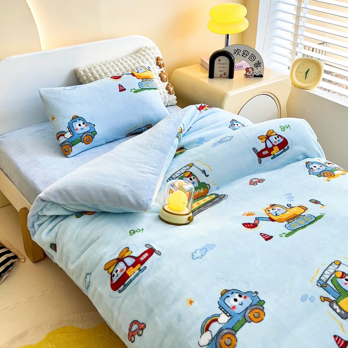 91家纺网 家纺一手货源 找家纺 鱼宝 2024新款小版牛奶绒婴童套件彩虹车队蓝