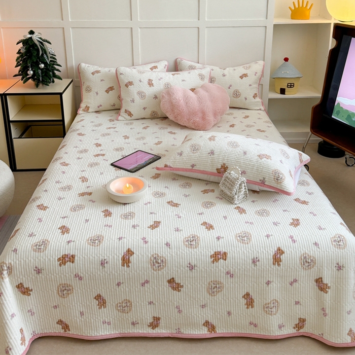 91家纺网 家纺一手货源 找家纺 萝莉家纺 2024爆款印花牛奶绒夹棉绗缝床盖三件套 花花小熊