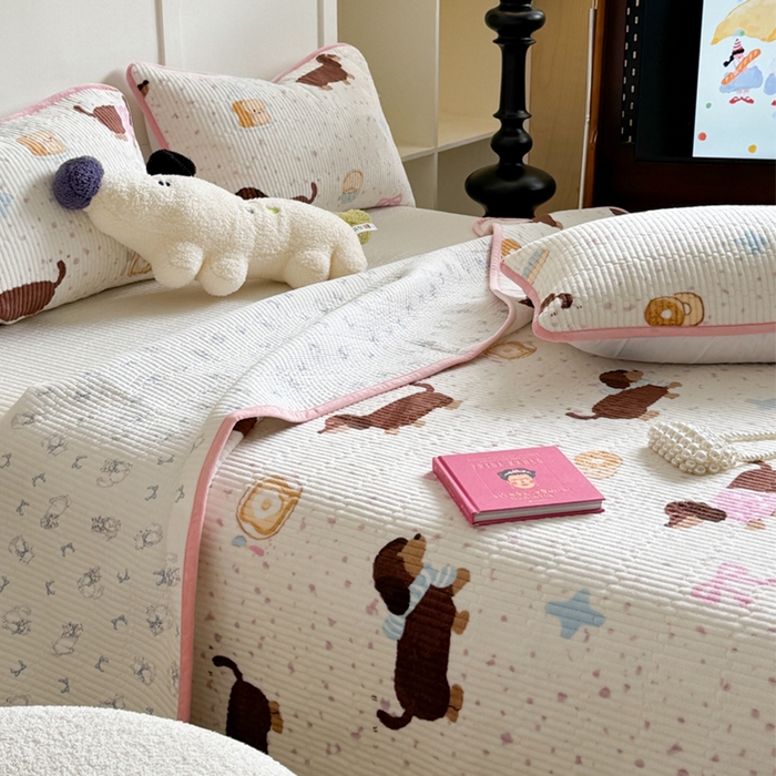 91家纺网 家纺一手货源 找家纺 萝莉家纺 2024爆款印花牛奶绒夹棉绗缝床盖三件套 斑点狗狗