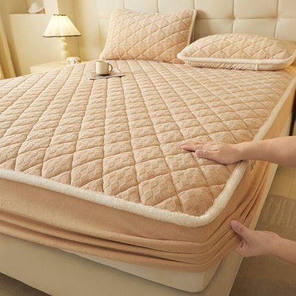 鑫钰 22024秋冬新款加厚牛奶绒烂花夹棉床笠 菱形格-驼色