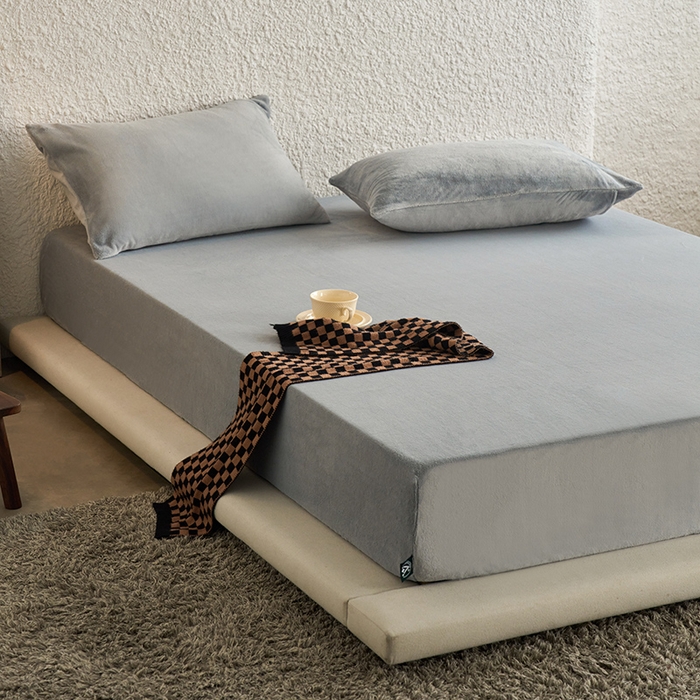 91家纺网 家纺一手货源 找家纺 千朵森 2024新款A类纯色牛奶绒单床笠-芙妮系列-风格一 芙妮-印月灰