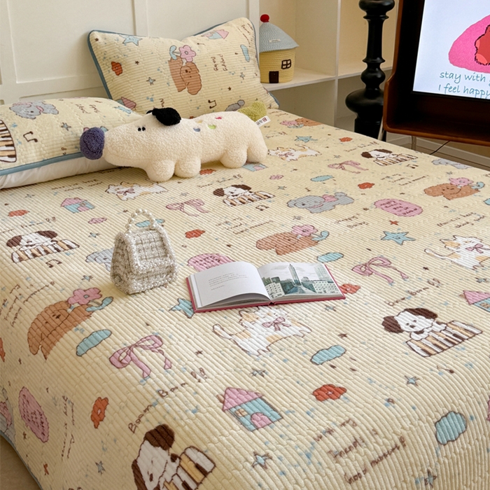 91家纺网 家纺一手货源 找家纺 萝莉家纺 2024爆款印花牛奶绒夹棉绗缝床盖三件套 猫咪的花园