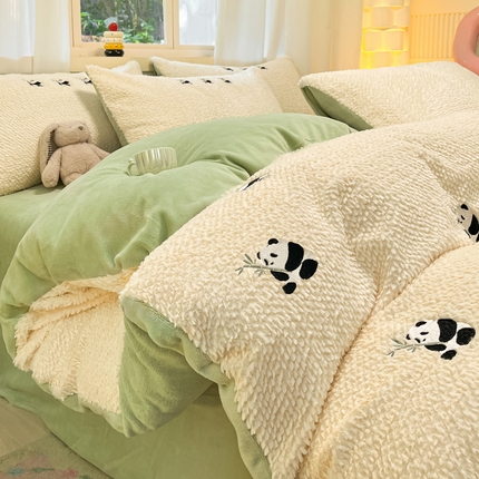 91家纺网 家纺一手货源 找家纺 莱登卡奴 2024新款牛奶绒兔毛麦穗纹刺绣款奶油风系列四件套 熊猫清雾绿
