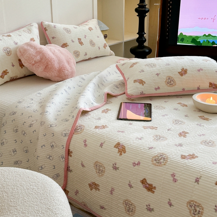 91家纺网 家纺一手货源 找家纺 萝莉家纺 2024爆款印花牛奶绒夹棉绗缝床盖三件套 花花小熊