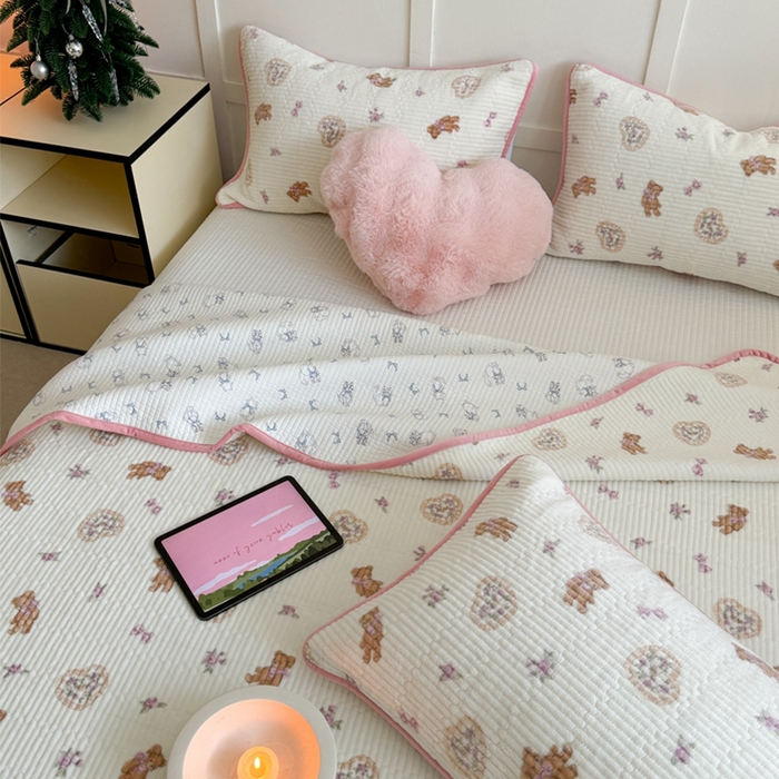 91家纺网 家纺一手货源 找家纺 萝莉家纺 2024爆款印花牛奶绒夹棉绗缝床盖三件套 花花小熊