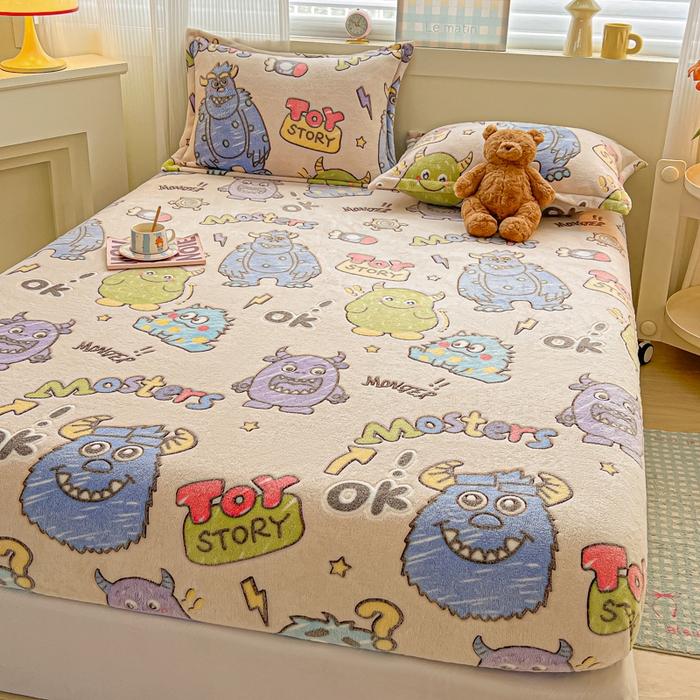 91家纺网 家纺一手货源 找家纺 韩巢家纺 2024新款加厚雪花绒卡通印花保暖牛奶绒珊瑚绒床笠三件套 小怪兽