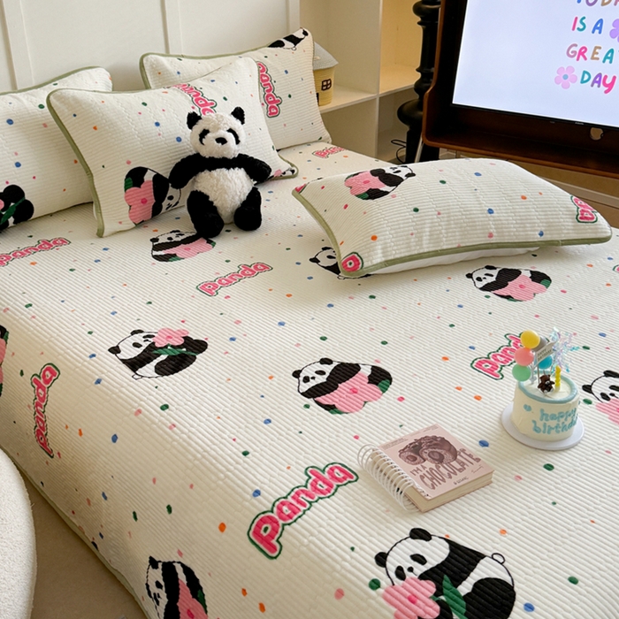 91家纺网 家纺一手货源 找家纺 萝莉家纺 2024爆款印花牛奶绒夹棉绗缝床盖三件套 熊猫花花