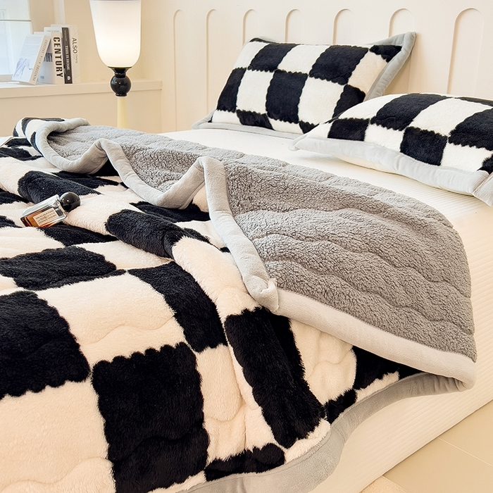 91家纺网 家纺一手货源 找家纺 慕木家纺 2025秋冬新款A类北极绒棋盘格双面毛毯 棋盘格三层夹棉毛毯-黑白+灰