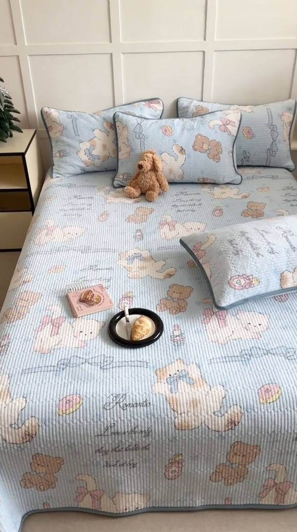 91家纺网 家纺一手货源 找家纺 萝莉家纺 2024爆款印花牛奶绒夹棉绗缝床盖三件套 俏皮猫猫