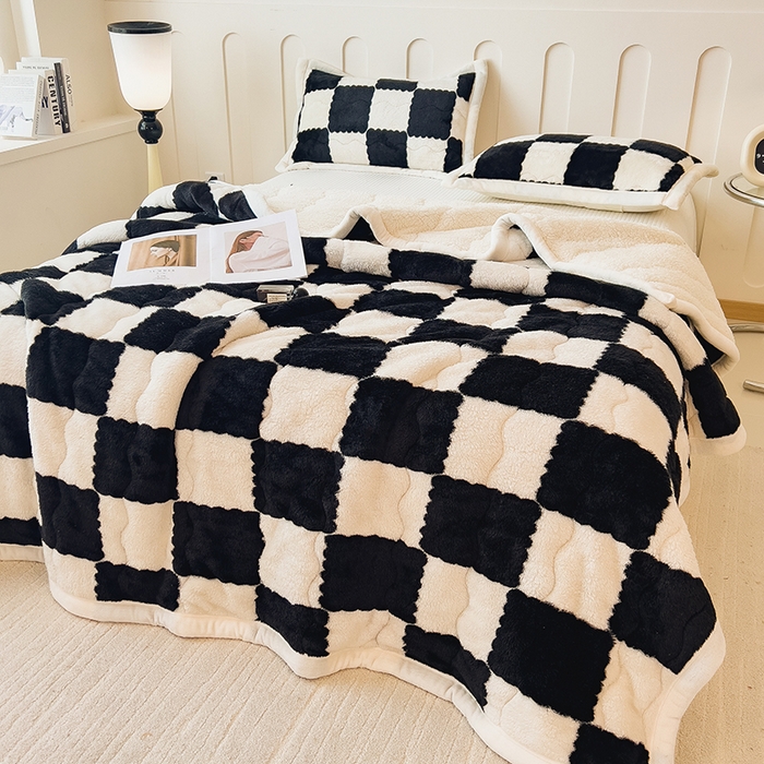 91家纺网 家纺一手货源 找家纺 慕木家纺 2025秋冬新款A类北极绒棋盘格双面毛毯 棋盘格三层夹棉毛毯-黑白+白