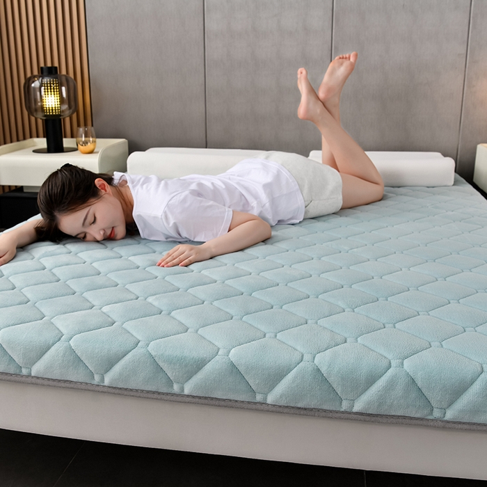 91家纺网 家纺一手货源 找家纺 亿丁点床垫 2024新款加厚宝宝绒抗压床垫 宝宝绒绿色