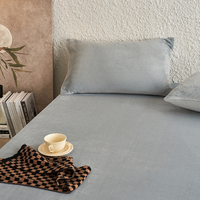 91家纺网 家纺一手货源 找家纺 千朵森 2024新款A类纯色牛奶绒单床笠-芙妮系列-风格一 芙妮-印月灰