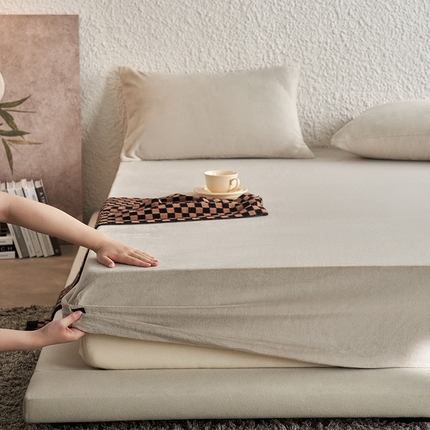 91家纺网 家纺一手货源 找家纺 千朵森 2024新款A类纯色牛奶绒单床笠-芙妮系列-风格一 芙妮-苏木浅灰