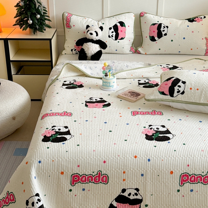 91家纺网 家纺一手货源 找家纺 萝莉家纺 2024爆款印花牛奶绒夹棉绗缝床盖三件套 熊猫花花