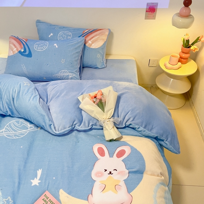 91家纺网 家纺一手货源 找家纺 新方向 2025新款全消光A类儿童牛奶绒四件套-萌萌兔 萌萌兔-蓝
