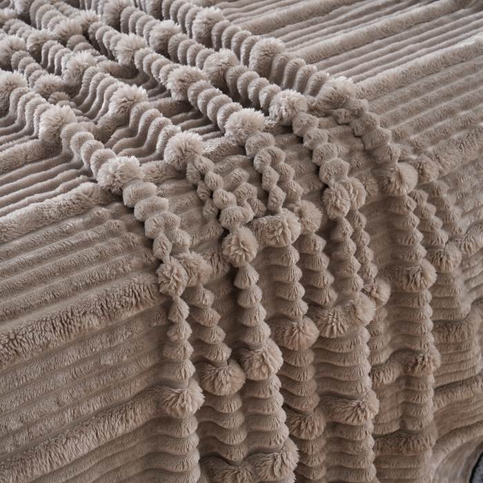 91家纺网 家纺一手货源 找家纺 巴木赫 2024新款子母抽条兔毛绒绒毯毯子 中灰