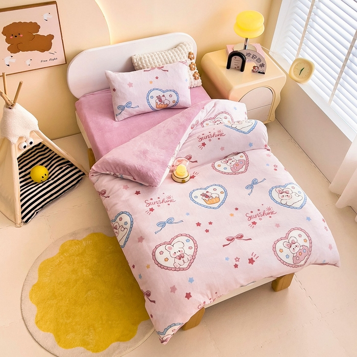 91家纺网 家纺一手货源 找家纺 鱼宝 2024新款小版牛奶绒婴童套件蝴蝶结小兔