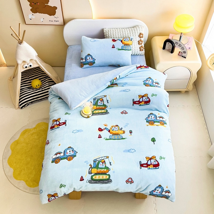 91家纺网 家纺一手货源 找家纺 鱼宝 2024新款小版牛奶绒婴童套件彩虹车队蓝