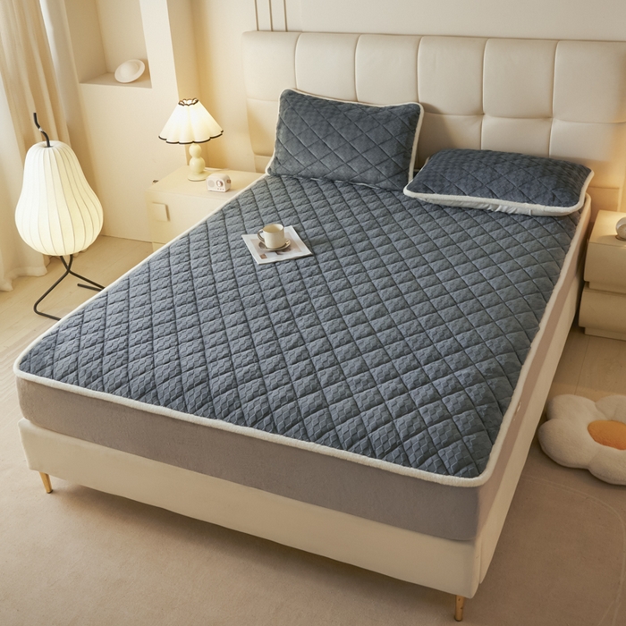 91家纺网 家纺一手货源 找家纺 鑫钰 2024秋冬新款加厚牛奶绒烂花夹棉床笠 菱形格-深灰