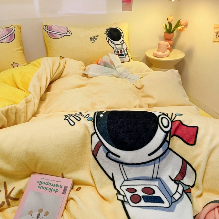 91家纺网 家纺一手货源 找家纺 新方向 2025新款全消光A类儿童牛奶绒四件套-太空行 太空行-黄