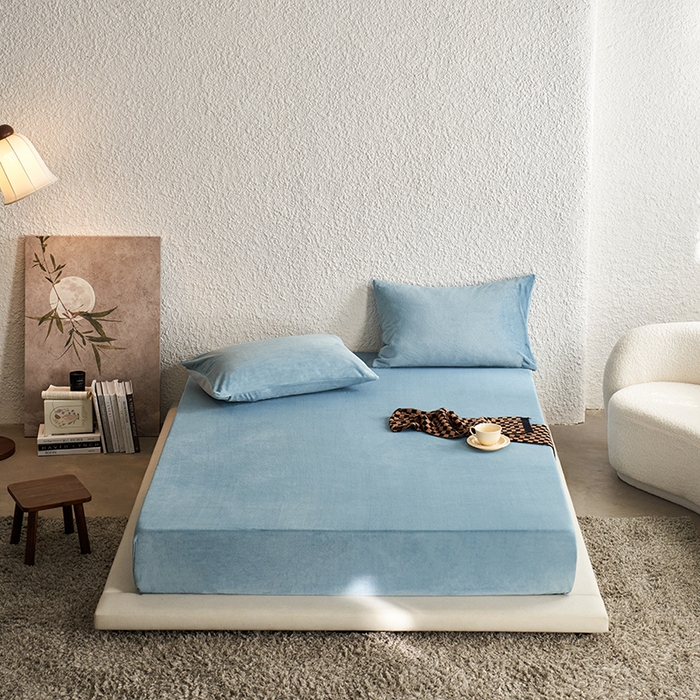 91家纺网 家纺一手货源 找家纺 千朵森 2024新款A类纯色牛奶绒单床笠-芙妮系列-风格一 芙妮-银光蓝