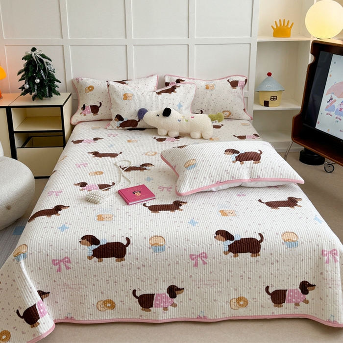 91家纺网 家纺一手货源 找家纺 萝莉家纺 2024爆款印花牛奶绒夹棉绗缝床盖三件套 斑点狗狗