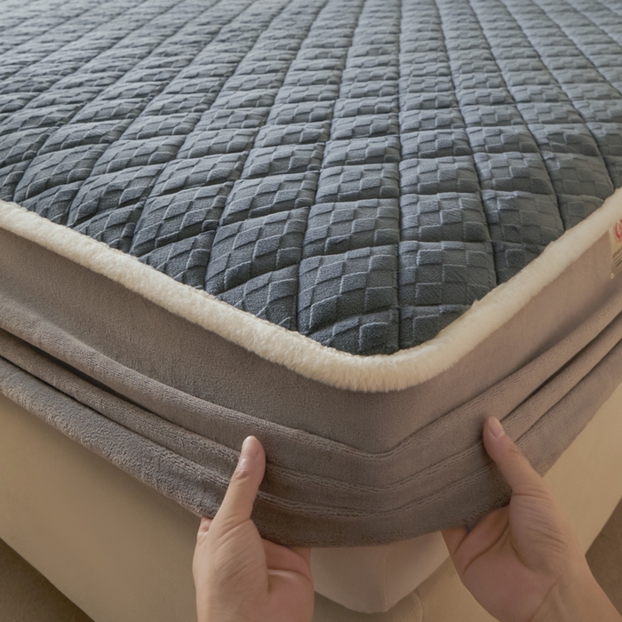 91家纺网 家纺一手货源 找家纺 鑫钰 2024秋冬新款加厚牛奶绒烂花夹棉床笠 菱形格-深灰