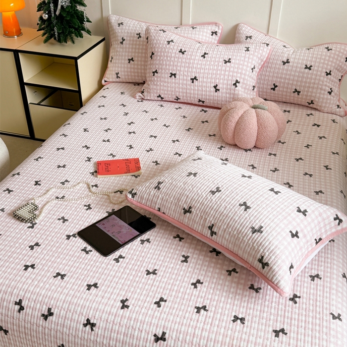 91家纺网 家纺一手货源 找家纺 萝莉家纺 2024爆款印花牛奶绒夹棉绗缝床盖三件套 黑粉蝴蝶结