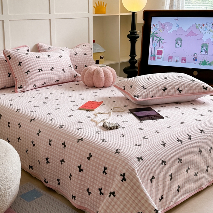 91家纺网 家纺一手货源 找家纺 萝莉家纺 2024爆款印花牛奶绒夹棉绗缝床盖三件套 黑粉蝴蝶结