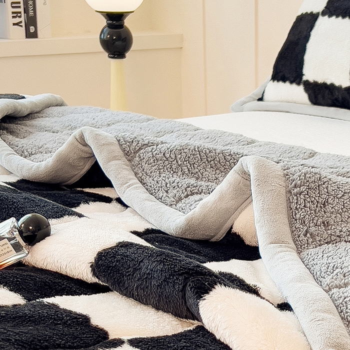 91家纺网 家纺一手货源 找家纺 慕木家纺 2025秋冬新款A类北极绒棋盘格双面毛毯 棋盘格三层夹棉毛毯-黑白+灰