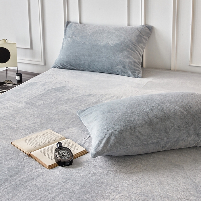 91家纺网 家纺一手货源 找家纺 千朵森 2024新款A类纯色牛奶绒单床笠-芙妮系列-风格二 芙妮-印月灰