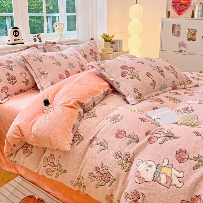 91家纺网 家纺一手货源 找家纺 韩巢家纺 2024新款加厚雪花绒牛奶绒珊瑚绒四件套-新品（提供卖家秀） 花园熊（粉）