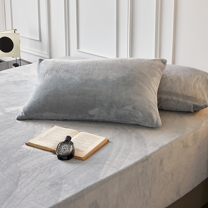 91家纺网 家纺一手货源 找家纺 千朵森 2024新款A类纯色牛奶绒单床笠-芙妮系列-风格二 芙妮-印月灰