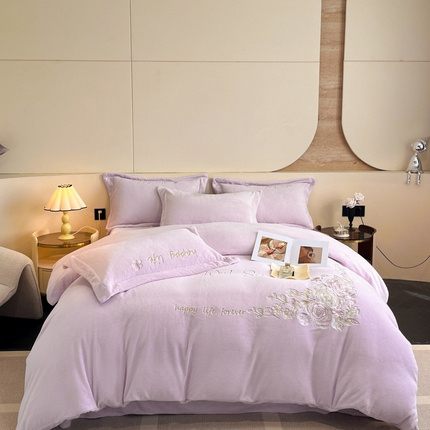 91家纺网 家纺一手货源 找家纺 （总）奥汀洛家纺 2025新款全工艺牛奶绒四件套-花都