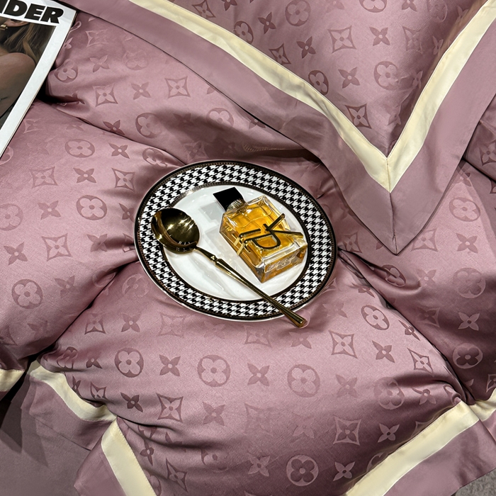 91家纺网 家纺一手货源 找家纺 雲归梦 2024新款轻奢双拼角全棉提花四件套 遇见经典-梅子粉