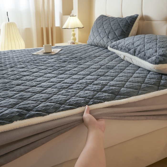 91家纺网 家纺一手货源 找家纺 鑫钰 2024秋冬新款加厚牛奶绒烂花夹棉床笠 菱形格-深灰