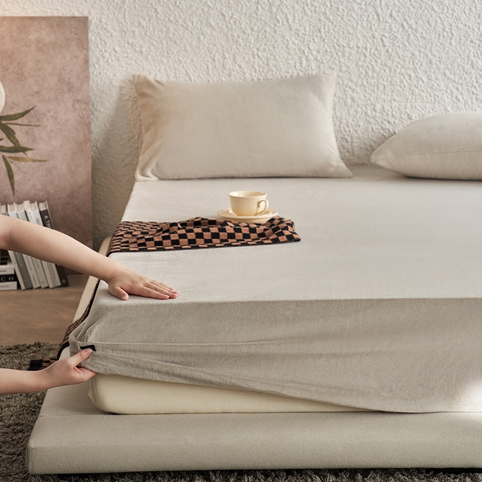 91家纺网 家纺一手货源 找家纺 千朵森 2024新款A类纯色牛奶绒单床笠-芙妮系列-风格一 芙妮-苏木浅灰