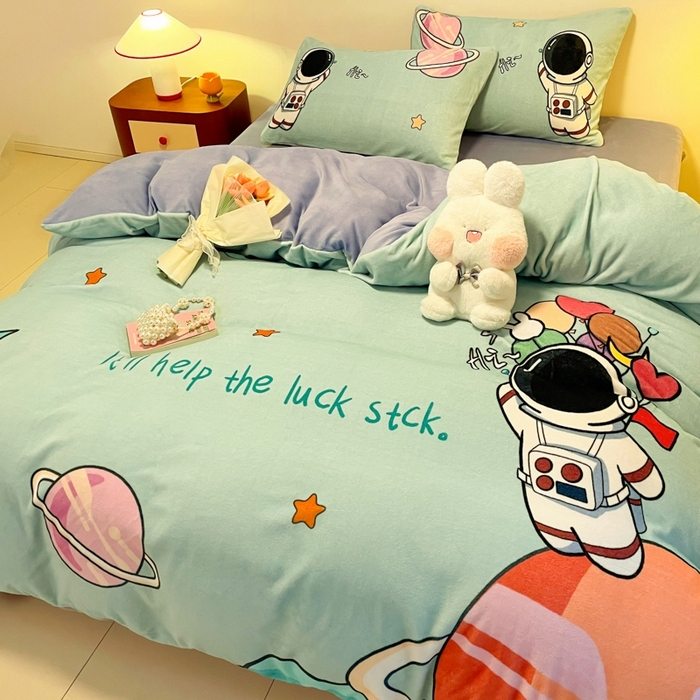 91家纺网 家纺一手货源 找家纺 新方向 2025新款全消光A类儿童牛奶绒四件套-太空行 太空行-绿