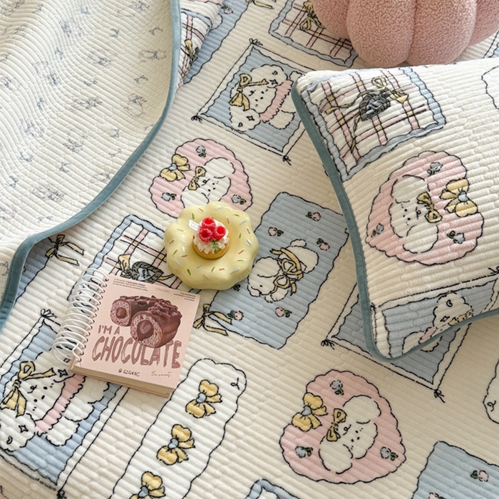 91家纺网 家纺一手货源 找家纺 萝莉家纺 2024爆款印花牛奶绒夹棉绗缝床盖三件套 小可爱蓝