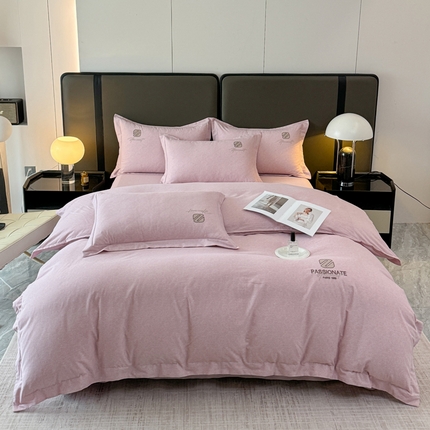 91家纺网 家纺一手货源 找家纺 铭浩家纺 2025新款100 ％全棉磨毛剌绣宽边四件套-依恋 依恋- 樱花粉