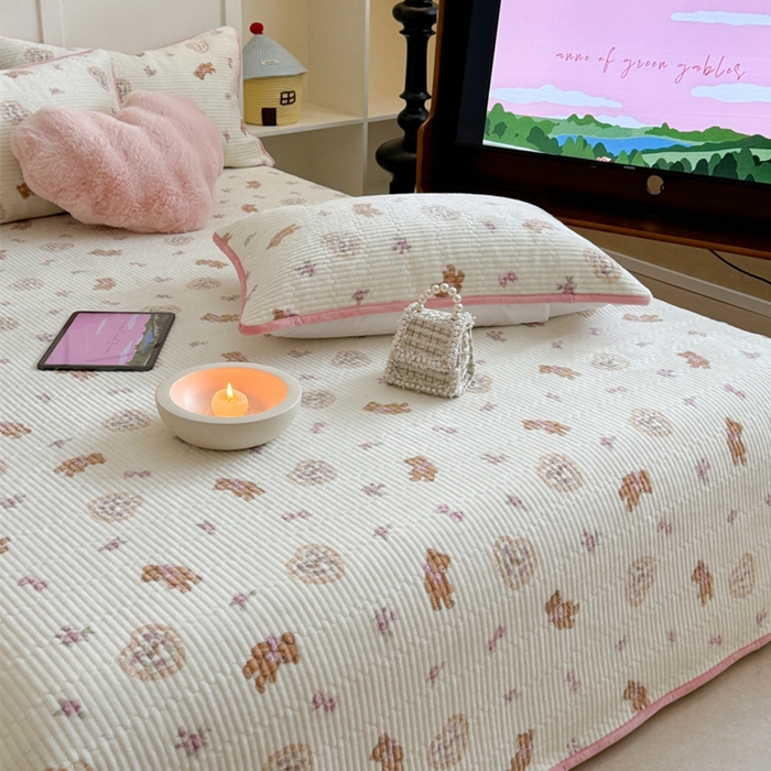 91家纺网 家纺一手货源 找家纺 萝莉家纺 2024爆款印花牛奶绒夹棉绗缝床盖三件套 花花小熊