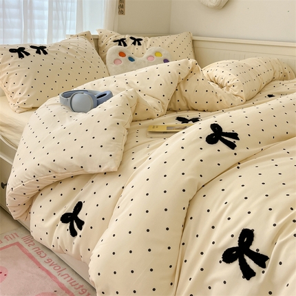 91家纺网 家纺一手货源 找家纺 阿曼达 2024新款ins博主风爆款纯色波点蝴蝶结毛巾绣软糯糯水洗m四件套（专版花型）风格二 蝴蝶结-波点米