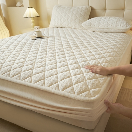 91家纺网 家纺一手货源 找家纺 （总）鑫钰 2024秋冬新款加厚牛奶绒烂花夹棉床笠